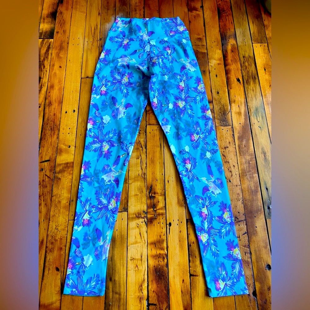 Liquido Active light blue leggings with a spring floral print, size small